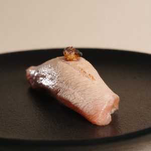 NIGIRI DE  ATÚN  FLAMBEADO CON MISO (1 unidad)